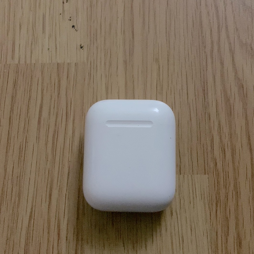 This is a airpod case that has been used for a while a little dirty it work good